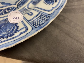 Un plat et deux assiettes en porcelaine de Chine en bleu et blanc de type kraak &agrave; d&eacute;cor de canards, Wanli